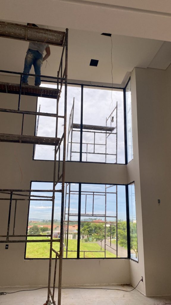 ESQUADRIA DE ALUMÍNIO