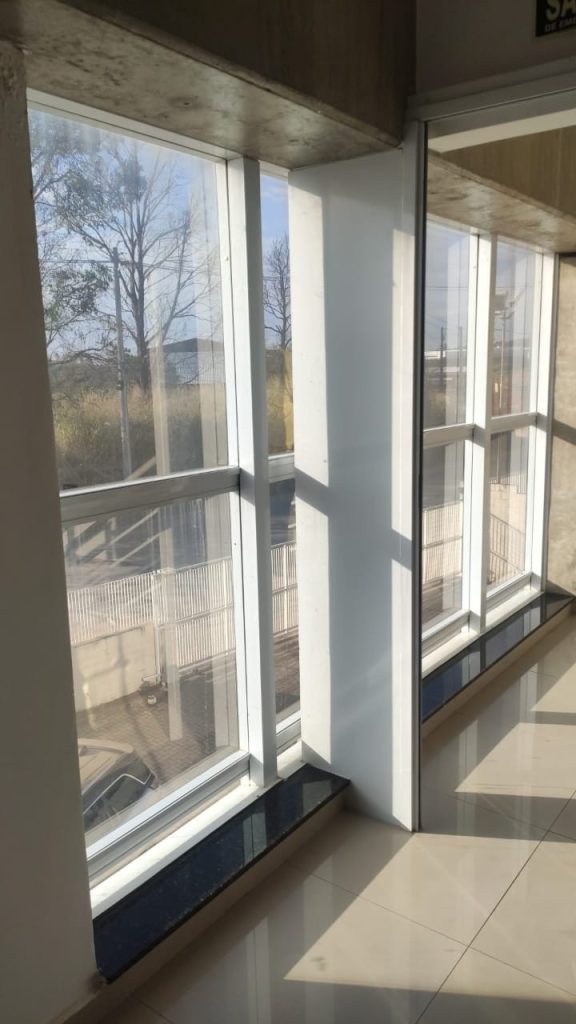 ESQUADRIA DE ALUMÍNIO